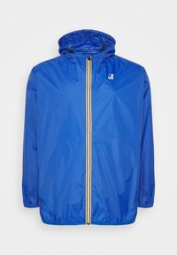 Blauwe lichtgewicht jas met capuchon, voorzien van een ritssluiting aan de voorkant met gele en witte strepen en een klein logo op de borst.