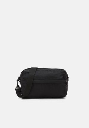 Borsa a tracolla nera in nylon, con chiusura a zip, tracolla regolabile e design rettangolare snello con dettagli minimi.