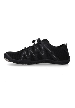 Czarne sportowe buty z siateczkową cholewką, syntetycznymi nakładkami w zygzak, odblaskowym szyciem i systemem szybkiego wiązania sznurowadeł, pokazane z boku.