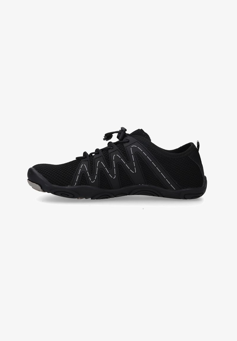 Chaussure de sport noire avec tige en mesh, surpiqûres synthétiques en zigzag, coutures réfléchissantes et système de laçage à libération rapide, vue de profil.