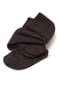 Dunkelbraune, gerippte Wollsocken flach auf einem weißen Hintergrund gefaltet.