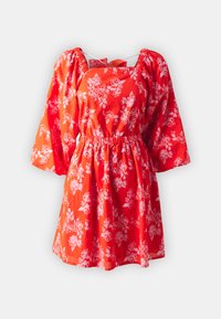 Punane lilleline kleit puffvarrukatega, ruudukujuline dekoltee, kurnatud vöökoht ja kerge kangas. Omab valgeid lillemusterid elava tausta vastu.