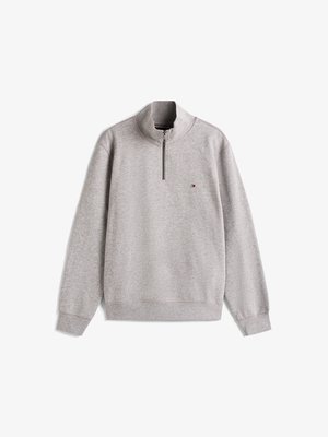 Grauer Reißverschluss-Hoodie aus weichem Material, mit einem hohen Kragen, gerippten Bündchen und einem kleinen Logo auf der linken Brust.