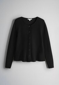 Černý dlouhý kardigan s kulatým výstřihem a šesti knoflíky vpředu, zobrazený na světle šedém pozadí.