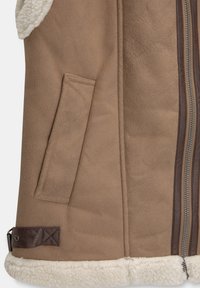 Gilet in felpa marrone con rifinitura in finta pelliccia crema, dotato di tasca laterale, chiusura con zip e un accento in pelle marrone vicino all'orlo.