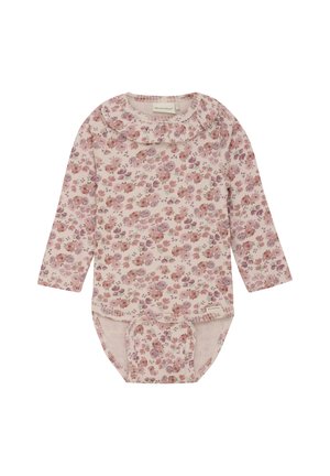 Langärmliger Baby-Body aus weichem, geripptem Stoff mit einem hellrosa Blumenmuster, ausgestattet mit einem Rüschenausschnitt und Druckknöpfen am Boden.
