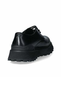 Scarpa nera in pelle con punta rotonda, dotata di suola in gomma nera spessa con texture robusta e chiusura con lacci.