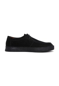 Zapatos de ante negro con punta redondeada, que cuentan con un diseño de cordones simple y una suela de goma negra texturizada. Silueta limpia y minimalista.