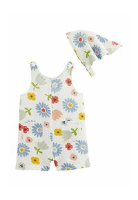 Salopette en coton à motifs floraux avec bretelles ajustables et deux poches avant ; comprend un chapeau floral assorti. Les couleurs incluent le blanc, le bleu et le rouge.