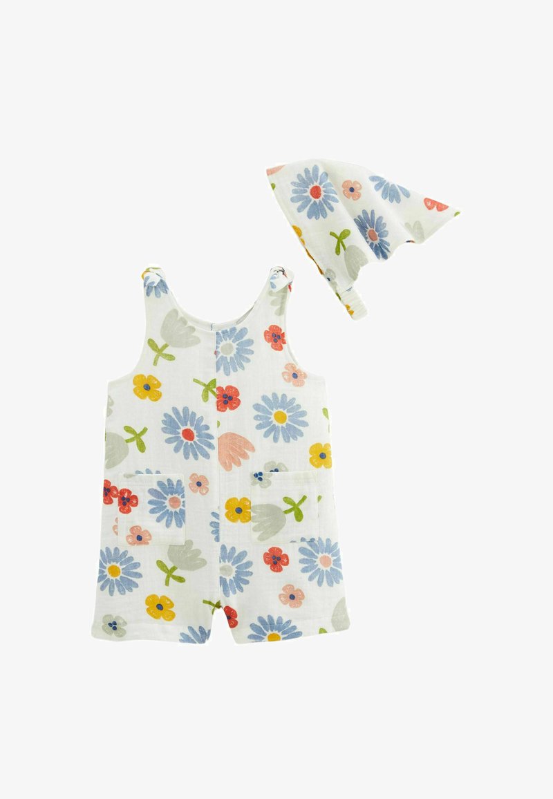 Salopette en coton à motifs floraux avec bretelles ajustables et deux poches avant ; comprend un chapeau floral assorti. Les couleurs incluent le blanc, le bleu et le rouge.