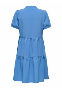 Robe bleue à manches courtes avec jupe à étages et coutures froncées, vue de dos sur fond blanc.