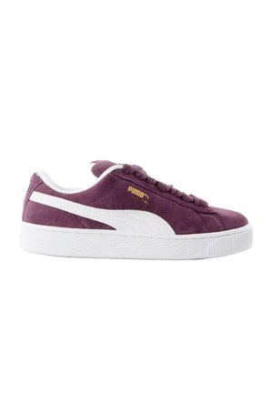 Baskets basses Puma en daim violet avec une bande latérale blanche, une semelle blanche et un logo Puma doré sur le côté.