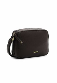 Borsa a spalla in pelle marrone scuro con texture, chiusura con zip, forma rettangolare e logo dorato sul fronte. Dotata di tracolla removibile.