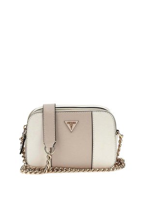 Sac bandoulière beige et blanc avec bandoulière chaîne dorée et plaque logo Guess sur le devant, forme rectangulaire avec fermeture éclair sur le dessus.
