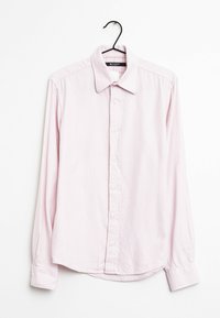 Camicia a maniche lunghe di colore rosa chiaro realizzata in tessuto dalla texture liscia. Presenta un colletto a punta e una chiusura con bottoni, con un orlo leggermente curvo.