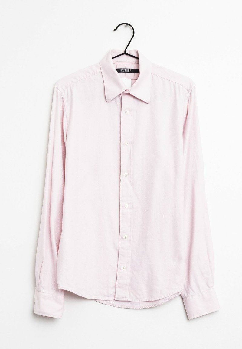 Lichtroze langemouwen shirt van stof met een gladde textuur. Heeft een puntige kraag en een knoopsluiting aan de voorkant, met een iets gebogen zoom.