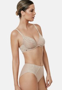 Beige kanten bh en set met hoge taille slipjes met bloemenpatronen, doorschijnende panelen en verstelbare bandjes. Zachte textuur, ontwerp met volledige bedekking.