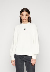 Tommy Jeans BADGE MOCKNECK SWEATER - Jersey de punto - ancient white