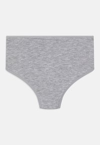 Slip in cotone grigio con una texture liscia, design a vita alta, gambe a taglio dritto e costruzione minimalista. Nessun motivo o decorazione.