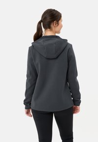 Felpa grigia scura con cappuccio regolabile, maniche lunghe e orlo arrotondato. Realizzata in un tessuto morbido e liscio senza motivi visibili.