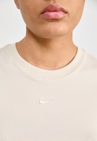 Nike Sportswear Navadna majica - light orewood burn