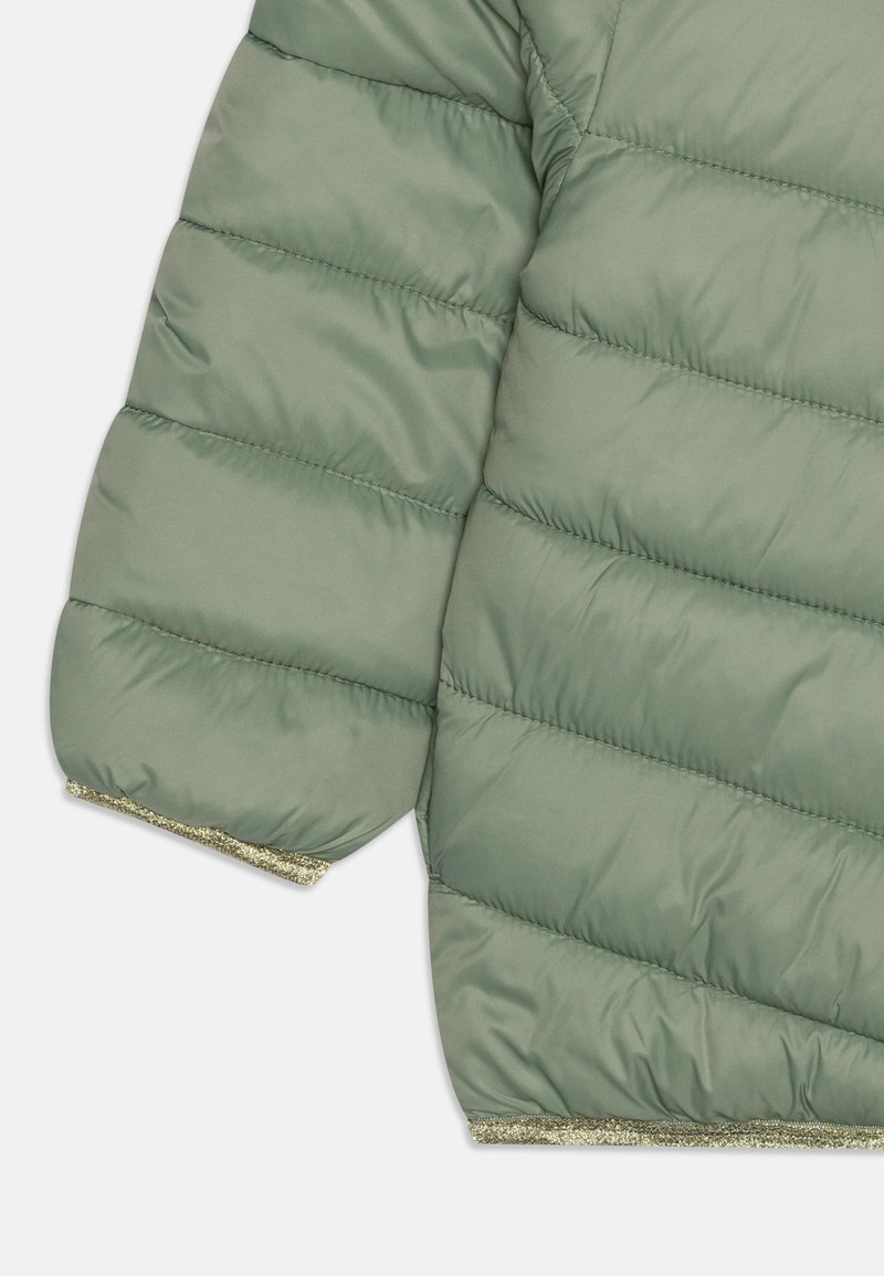 Lichtgroene gewatteerde jas met horizontale stiksels op de mouwen en zijkant, en metallic zilveren afwerking op de boorden en de zoom.