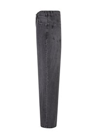 Jeans de pierna recta para hombre en denim gris oscuro, con un diseño de cinco bolsillos, costuras visibles y cierre de cremallera con botón.