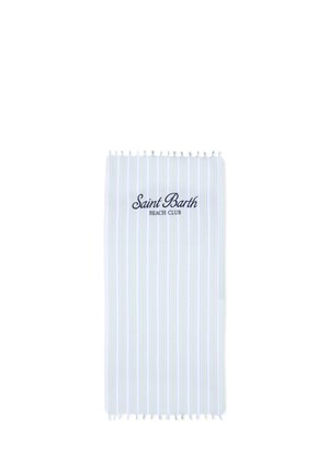 Jasnoniebieski i biały pasiasty ręcznik plażowy z frędzlami na krawędziach oraz wyhaftowanym czarnym napisem "Saint Barth Beach Club".