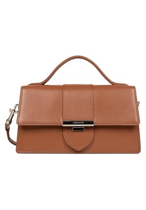 Sac à main en cuir marron avec un design structuré, une poignée supérieure et une bandoulière amovible. Comprend un fermoir métallique et des accents de couture.
