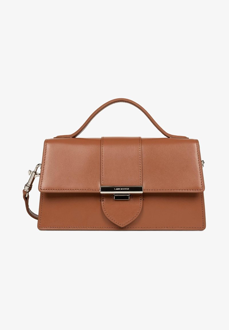 Borsa a mano in pelle marrone con un design strutturato, manico superiore e tracolla rimovibile. Presenta una chiusura metallica e dettagli di cucitura.
