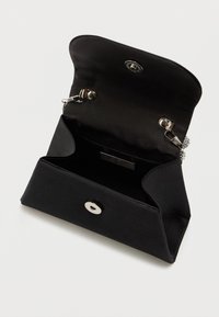 Czarna kopertówka wykonana z gładkiego materiału, z zamknięciem na srebrny zatrzask i wewnętrzną metką. Otwarta konstrukcja ukazuje wewnętrzną kieszeń.