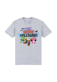 Camiseta gris de manga corta con un diseño de dibujos animados que presenta tres personajes y el texto "Feliz Halloween" en naranja y negro.