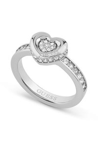 Anello in argento con design a cuore, impreziosito da piccole pietre trasparenti, inciso con la scritta "GUESS" e accentuato da una fila di pietre sul cinturino.