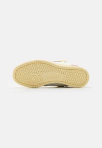 Reebok Classic CLUB C BULC UNISEX - Riedlenčių batai - chalk/weathered white