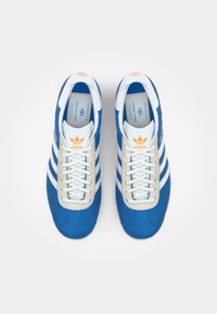adidas Originals GAZELLE - Indendørsfodboldstøvler - real madrid/bluebird/footwear white/crew yellow