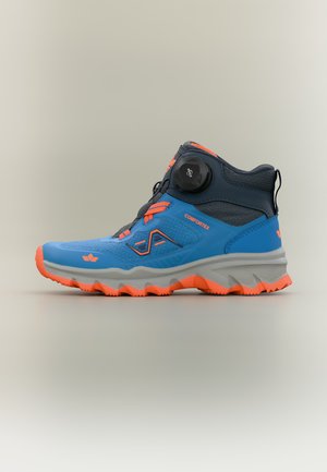 Scarpa sportiva alta blu e arancione con suola robusta, chiusura con quadrante regolabile e marchio "COMFORTEX" sul lato.