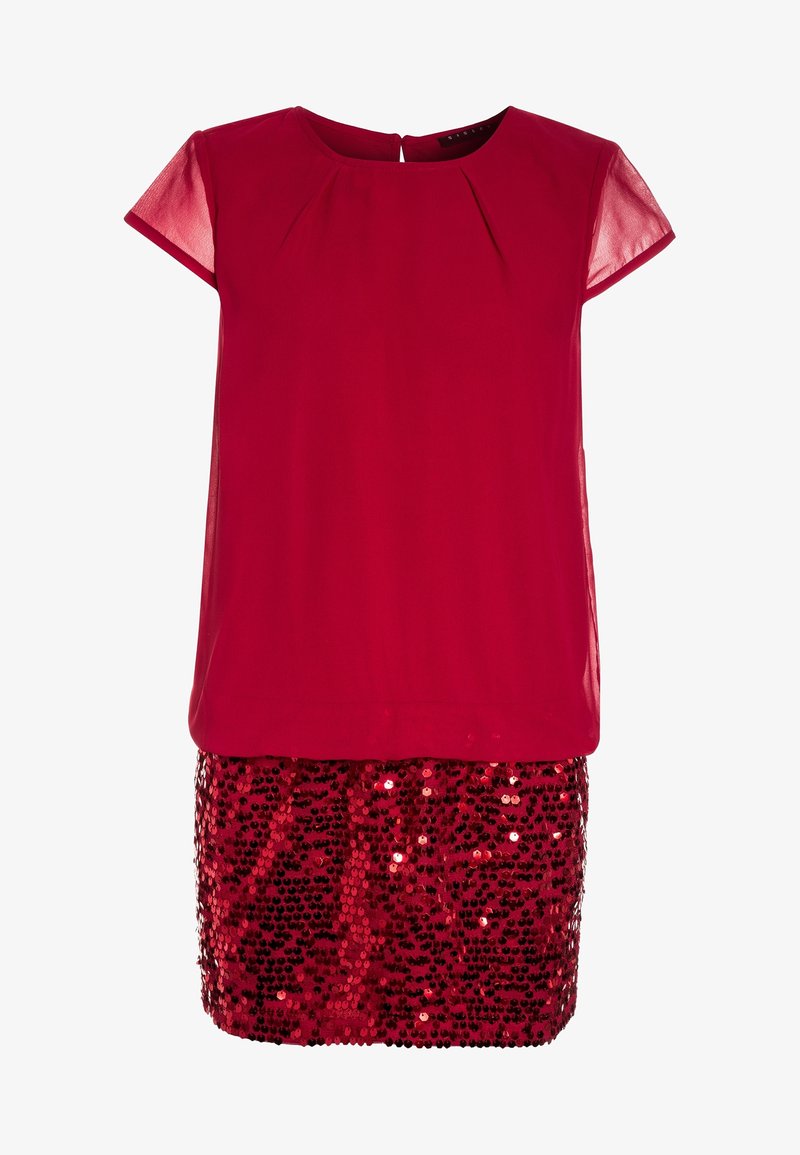 Červený top s krátkými rukávy a plisovaným designem spárovaný se třpytivou sukní pokrytou flitry. Tento outfit je vhodný na slavnostní příležitosti.