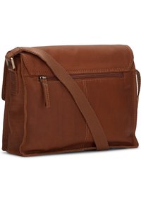 Borsa a tracolla in pelle marrone con pattina, tracolla in tessuto regolabile, tasca frontale con zip e dettagli cuciti. Texture liscia, forma rettangolare.