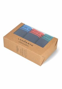 Zestaw trzech ciemnych skarpetek w kartonowym pudełku. Każda skarpetka posiada kolorowy pasek: niebieski, czerwony i turkusowy, a na nich w czarnym wydrukowana jest nazwa marki.