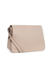 Borsa a tracolla in pelle beige con chiusura a patta, tracolla regolabile e hardware minimalista. Texture liscia con linee pulite e branding sottile.