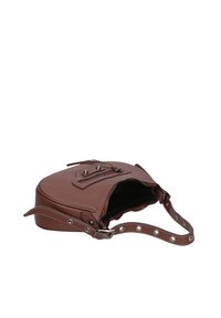 Borsa a spalla in pelle marrone con forma arrotondata, chiusura con zip e borchie decorative. Tracolla regolabile con accessori in metallo e dettagli testurizzati.