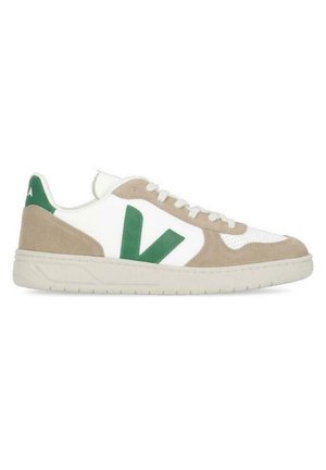 Zapatillas blancas con detalles en gamuza beige, logo V verde y parte superior texturizada. La suela de goma es plana e incluye cierre con cordones.