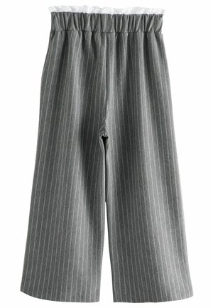 Pantalon large à rayures grises avec une taille élastiquée et des volants, fabriqué en tissu doux. Présente des rayures verticales étroites en gris clair.
