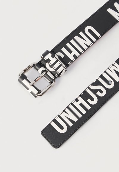 Μαύρη δερμάτινη ζώνη με λευκά έντονα γράμματα που σχηματίζουν τη λέξη «MOSCHINO» και ασημένια μεταλλική αγκράφα με χαραγμένο το λογότυπο της μάρκας.