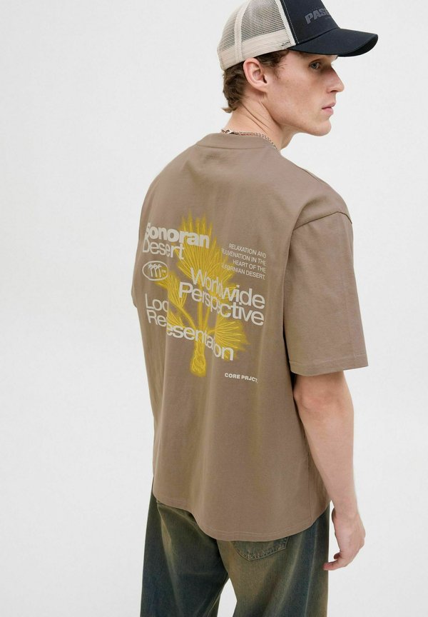 JCORETREAT TEXT BACK TEE CREW NECK - T-Shirt print - desert taupe