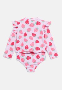 Body de baño de manga larga para bebé con patrón de fresas en tonos rosa y rojo, con detalles de volantes en los hombros sobre un fondo pastel.
