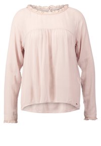 Blouse rose clair à manches longues avec col et poignets à volants, coupe ample, tissu texturé, et ourlet arrière légèrement plus long.