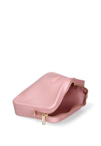 Pochette rosa, con texture e zip dorata, parzialmente aperta per rivelare il suo interno, poggiata su uno sfondo bianco.