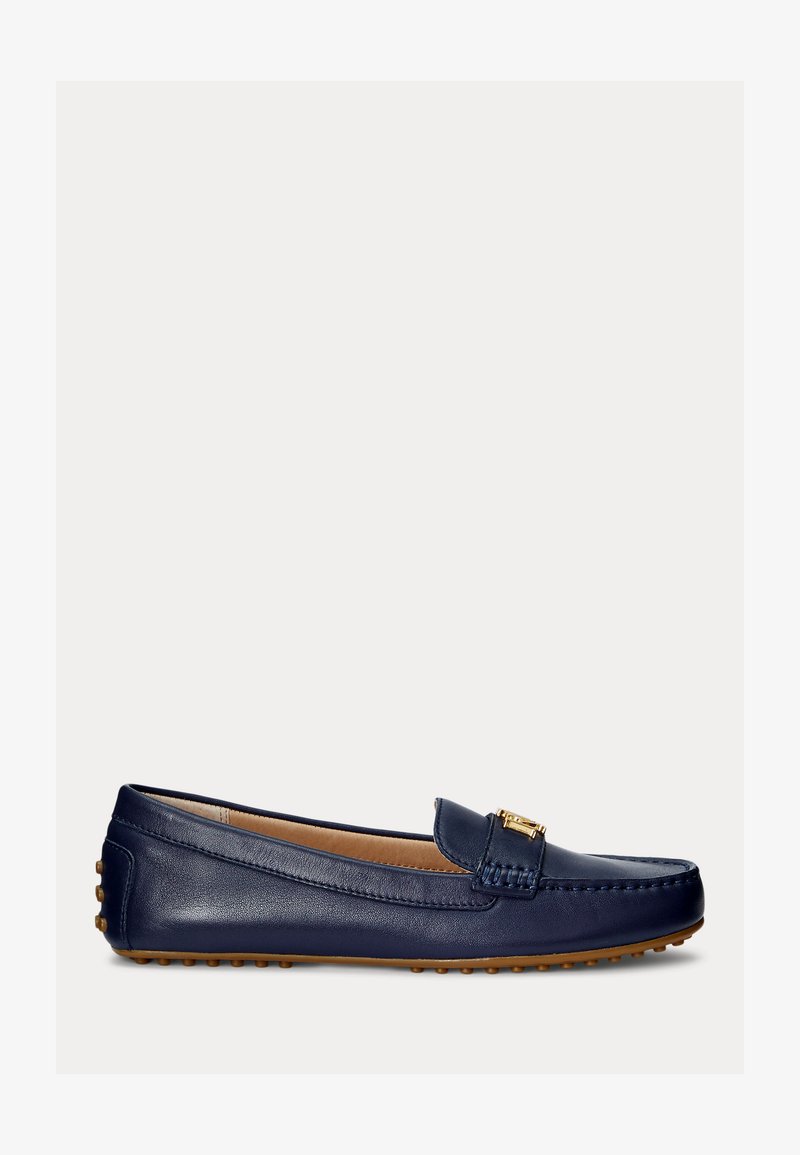 Marineblaue Lederloafer mit hellbraunen Gummisohlen-Noppen, Mokassin-Naht und goldfarbenem Metall-Schnallendetail oben, vor weißem Hintergrund.