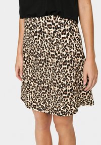 Leopardmuster-Rock aus leichtem Stoff, mit ausgestellter Form, cremefarbener Hintergrund mit schwarzen und braunen Flecken und einer glatten Textur.